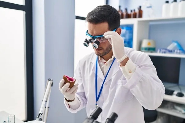 Young Hispanic Man Scientist Looking Gemstone Magnifying Glasses Laboratory — Stock Photo, Image