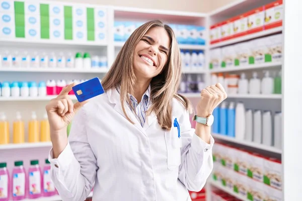 Spanyol Fiatal Dolgozik Gyógyszertár Gyógyszertár Hitelkártya Sikoltozó Büszke Ünneplő Győzelem — Stock Fotó