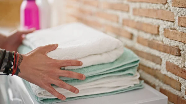 Jonge Spaanse Man Aanraken Gevouwen Handdoeken Wasruimte — Stockfoto