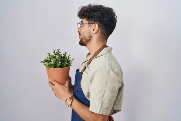 Homem Árabe Com Barba Segurando Vaso Planta Verde Olhando Para — Fotografia de Stock