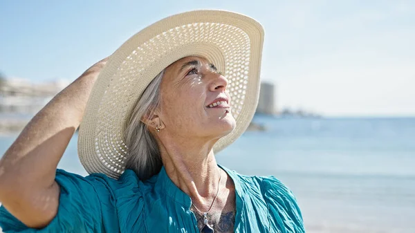 Medelålders Gråhårig Kvinna Turist Ler Säker Stående Stranden — Stockfoto