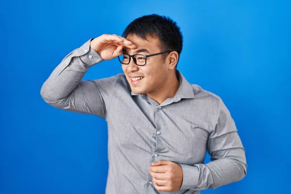 Mavi Arka Planda Duran Genç Çinli Adam Çok Mutlu Gülümsüyor — Stok fotoğraf