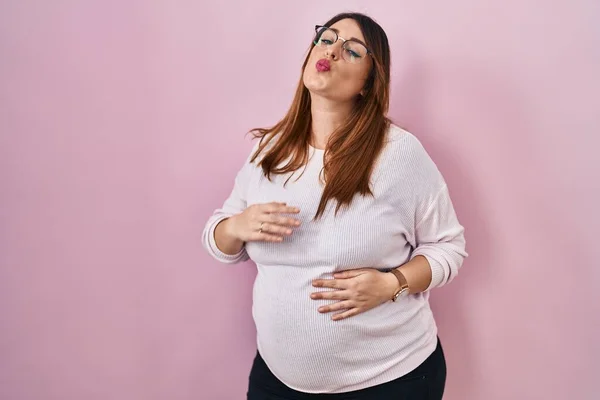 Zwangere Vrouw Staan Roze Achtergrond Kijken Naar Camera Blazen Een — Stockfoto