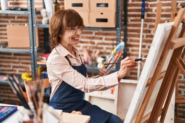 Kobieta Średnim Wieku Artystka Uśmiecha Się Pewnie Rysunek Studio Sztuki — Zdjęcie stockowe