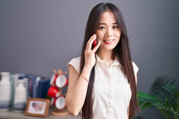 Wanita Cina Muda Berbicara Smartphone Berdiri Rumah — Stok Foto