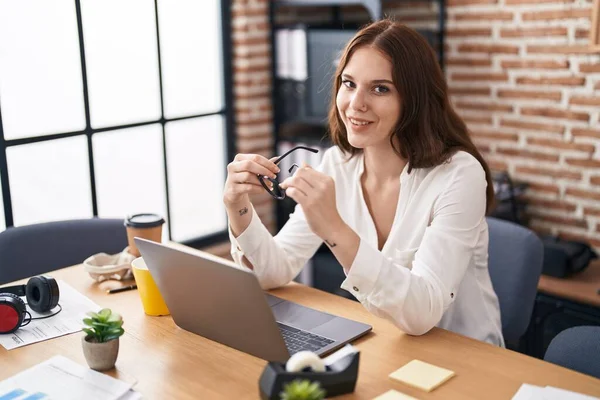 Young Woman Business Worker Using Laptop Working Office — Stockfoto