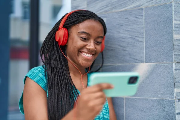 Afrikaans Amerikaanse Vrouw Glimlachen Zelfverzekerd Kijken Video Smartphone Straat — Stockfoto