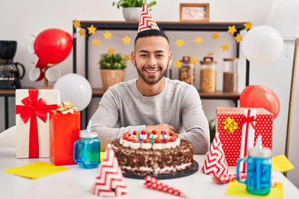 Uomo Afroamericano Sorridente Fiducioso Festeggiando Compleanno Casa — Foto Stock