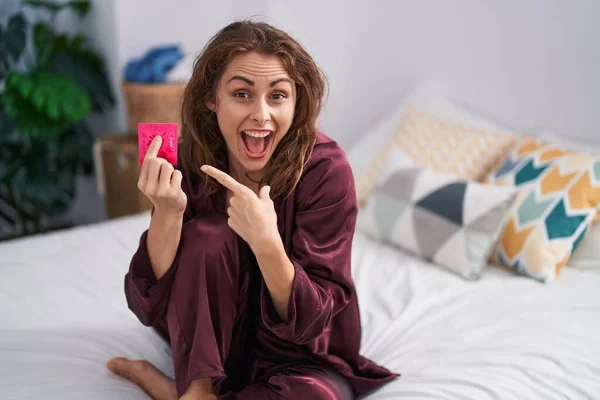 Schöne Brünette Frau Mit Kondom Schlafzimmer Lächelt Glücklich Und Zeigt — Stockfoto