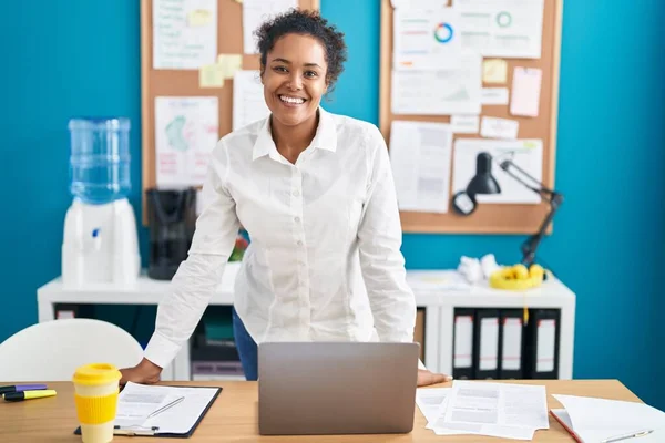 Afričanky Americká Žena Obchodní Pracovník Usměvavý Jistý Stojící Stolu Kanceláři — Stock fotografie