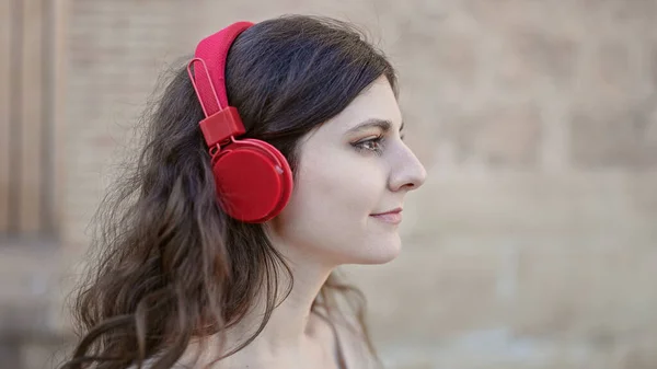 Joven Mujer Hispana Hermosa Escuchando Música Con Expresión Seria Calle —  Fotos de Stock