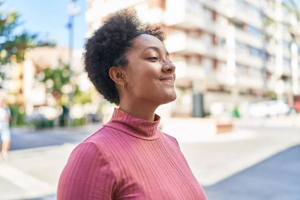 通りで目を閉じて呼吸するアフリカ系アメリカ人女性 — ストック写真