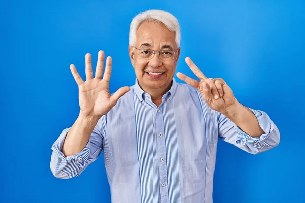 Hispánský Starší Muž Nosí Brýle Ukazující Ukazující Prsty Číslo Sedm — Stock fotografie