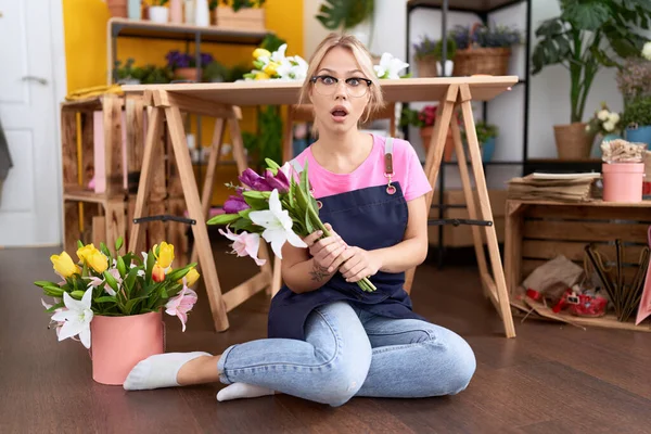 Jovem Mulher Caucasiana Trabalhando Florista Loja Sentado Chão Com Medo — Fotografia de Stock