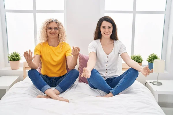 Mutter Und Tochter Bei Yoga Übungen Schlafzimmer — Stockfoto