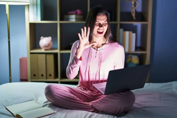Young Hispanic Woman Using Computer Laptop Bed Shouting Screaming Loud — Stock Photo, Image