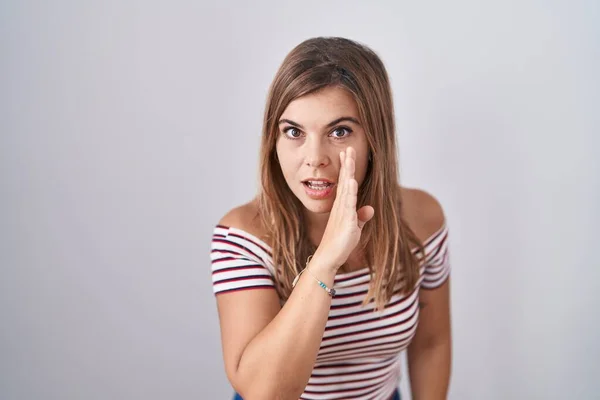 Young Hispanic Woman Standing Isolated Background Hand Mouth Telling Secret — Stockfoto