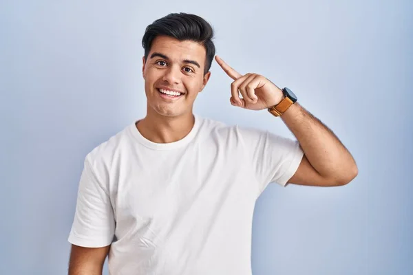 Hispanic Man Standing Blue Background Smiling Pointing Head One Finger — Stock Photo, Image