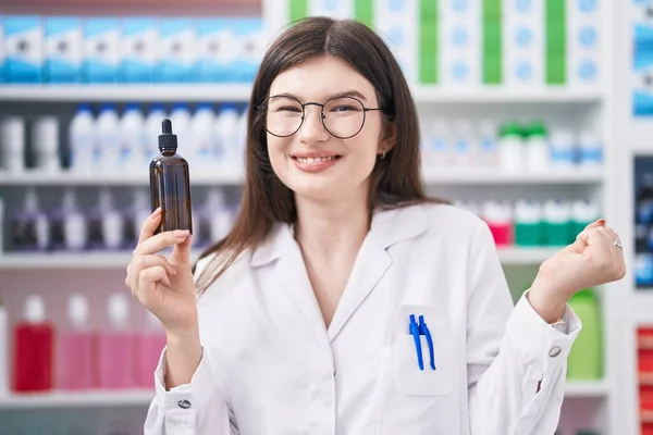 Jovem Caucasiana Trabalhando Farmácia Farmácia Farmácia Segurando Soro Gritando Orgulhoso — Fotografia de Stock