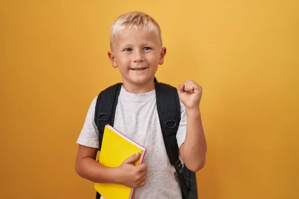 Küçük Beyaz Çocuk Öğrenci Çantası Takıyor Elinde Kitapla Gururla Bağırıyor — Stok fotoğraf