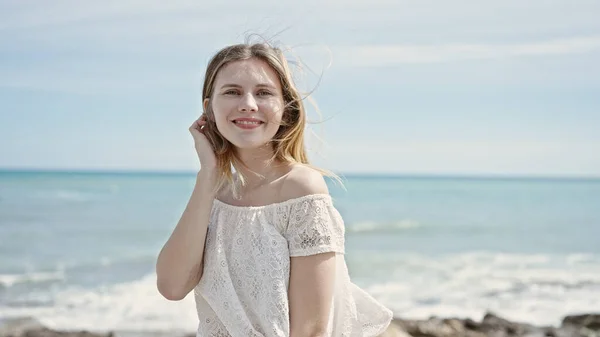 Jong Blond Vrouw Toerist Glimlachen Zelfverzekerd Aanraken Haar Het Strand — Stockfoto