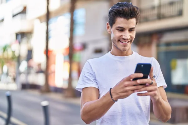 Jeune Homme Hispanique Souriant Confiant Utilisant Smartphone Dans Rue — Photo