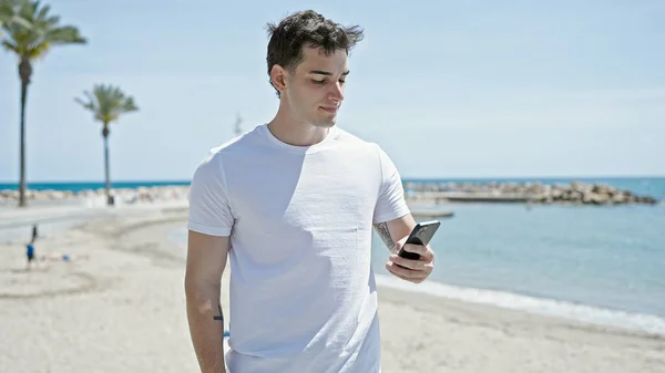 Junger Hispanischer Mann Benutzt Smartphone Mit Ernstem Gesichtsausdruck Strand — Stockfoto