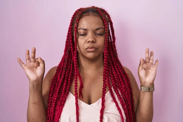 Африканская Американка Плетеными Волосами Розовом Фоне Расслаблена Улыбается Закрытыми Глазами — стоковое фото