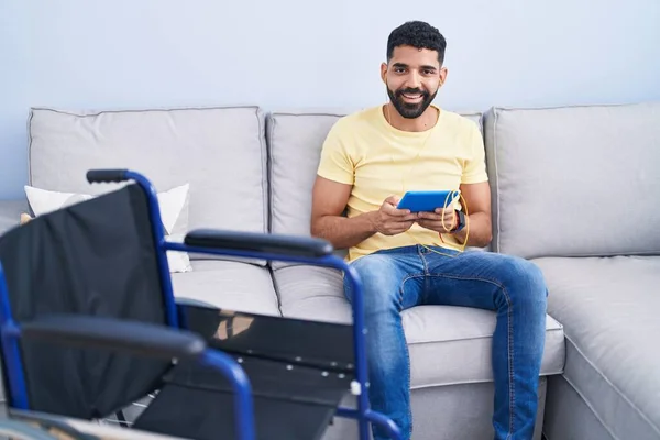 Hombre Árabe Joven Usando Touchpad Sentado Sofá Casa — Foto de Stock
