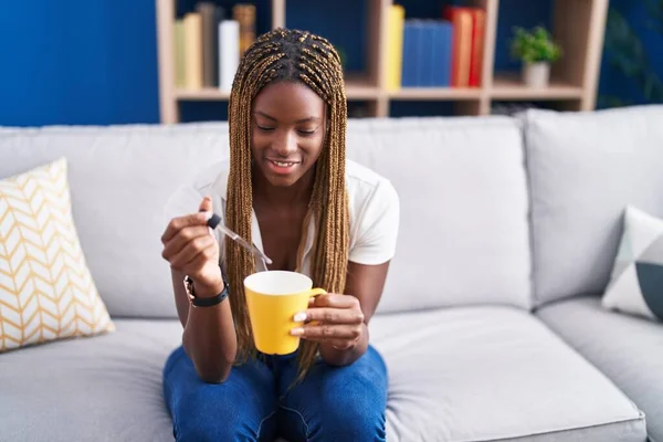 Mujer Afroamericana Vertiendo Vitamina Café Sentado Sofá Casa — Foto de Stock