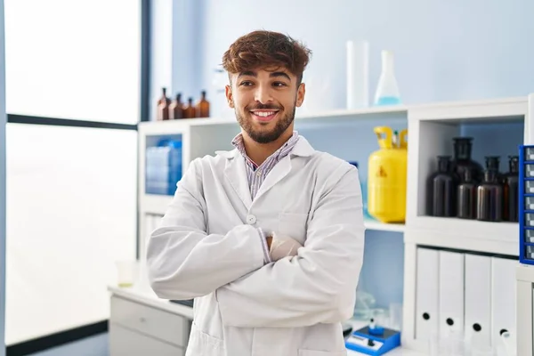 Arab Brodą Pracujący Laboratorium Naukowca Uśmiechający Się Skrzyżowanymi Rękami Patrzący — Zdjęcie stockowe