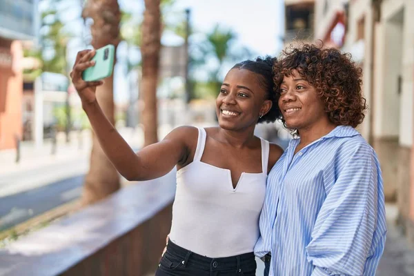 Αφρικανικές Αμερικανίδες Μητέρα Και Κόρη Κάνουν Selfie Από Smartphone Στο — Φωτογραφία Αρχείου