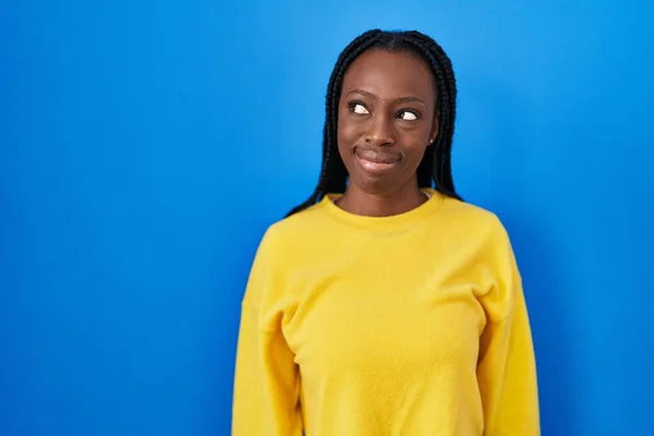 Mulher Negra Bonita Sobre Fundo Azul Sorrindo Olhando Para Lado — Fotografia de Stock