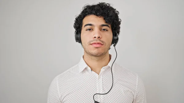 Молодий Латинський Чоловік Бізнесмен Носить Навушники Над Ізольованим Білим Тлом — стокове фото