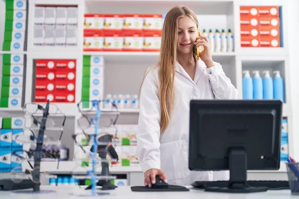 Young Caucasian Woman Pharmacist Talking Smartphone Using Computer Pharmacy — ストック写真