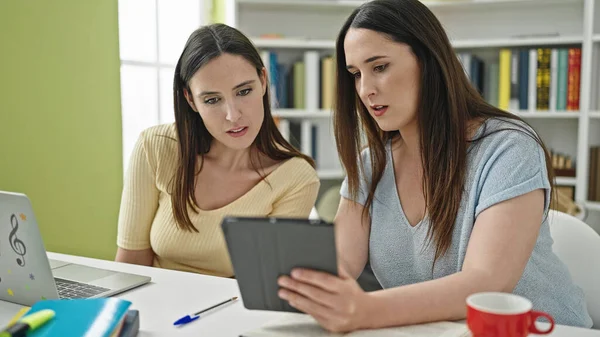 Twee Vrouwen Zitten Tafel Studeren Met Laptop Touchpad Aan Bibliotheekuniversiteit — Stockfoto