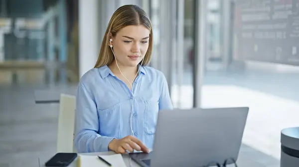 Jovem Loira Mulher Empresária Usando Laptop Fones Ouvido Escritório — Fotografia de Stock
