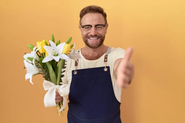 Homem Meia Idade Com Barba Florista Loja Segurando Flores Sorrindo — Fotografia de Stock