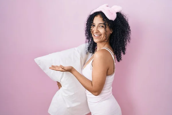 Hispanic Woman Curly Hair Wearing Sleep Mask Pajama Holding Pillow — Stock Photo, Image