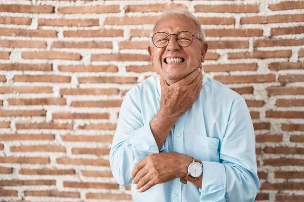 一个白发苍苍的老人站在砖墙上 因为痛苦的窒息而大喊窒息 健康问题 窒息和自杀的概念 — 图库照片