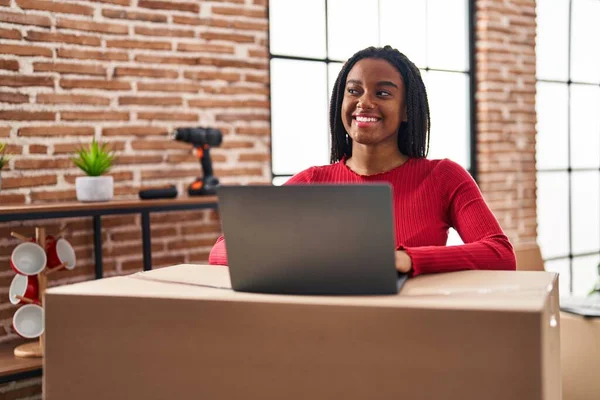 Αφροαμερικανή Γυναίκα Χαμογελά Αυτοπεποίθηση Χρησιμοποιώντας Φορητό Υπολογιστή Στο Νέο Σπίτι — Φωτογραφία Αρχείου