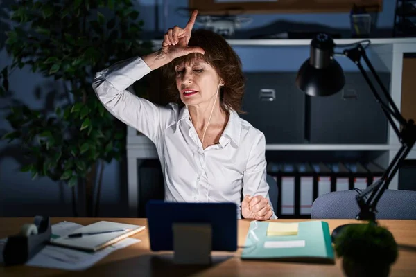 Mujer Mediana Edad Que Trabaja Oficina Por Noche Burlándose Gente —  Fotos de Stock