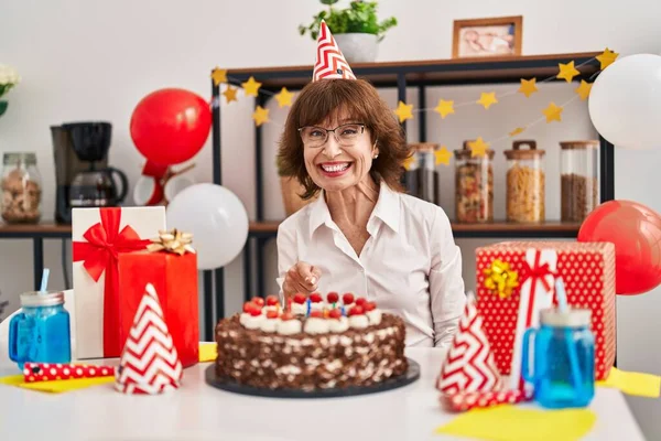 Kobieta Średnim Wieku Świętuje Urodziny Trzymając Duży Tort Czekoladowy Uśmiechnięty — Zdjęcie stockowe