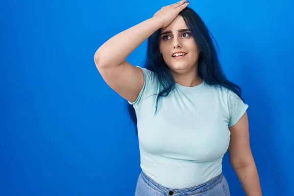 Mavi Arka Planda Duran Mavi Saçlı Genç Modern Bir Kız — Stok fotoğraf