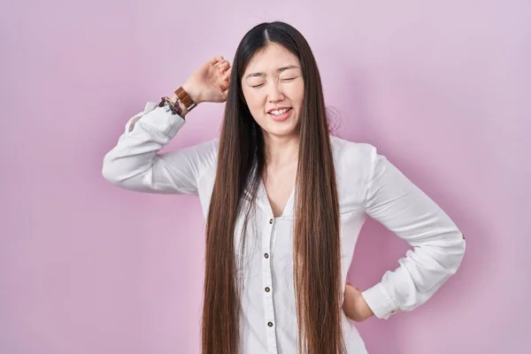 Chinese Jonge Vrouw Staan Roze Achtergrond Stretching Terug Moe Ontspannen — Stockfoto