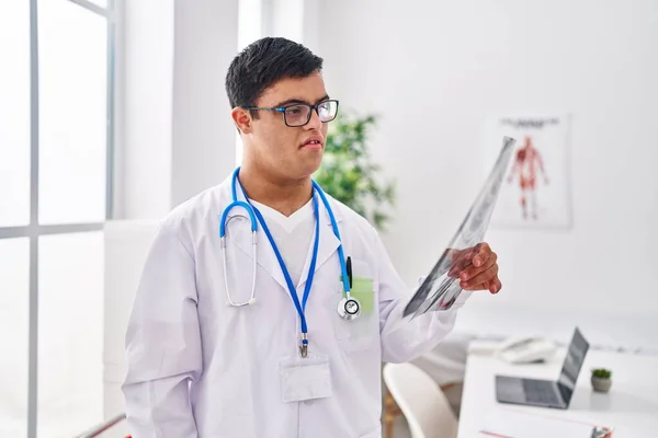 Sendromlu Adam Klinikte Elinde Röntgen Tutan Doktor Üniforması Giyiyor — Stok fotoğraf