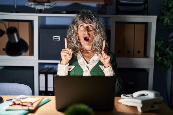 Gece Yarısı Bilgisayar Kullanan Orta Yaşlı Bir Kadın Şaşırmış Şaşırmış — Stok fotoğraf