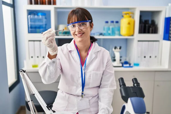 Young Beautiful Hispanic Woman Scientist Smiling Confident Holding Plant Tweezers — ストック写真