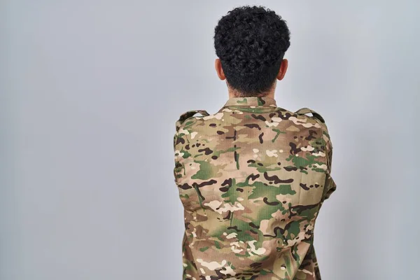 Homme Arabe Portant Uniforme Camouflage Armée Debout Vers Arrière Regardant — Photo