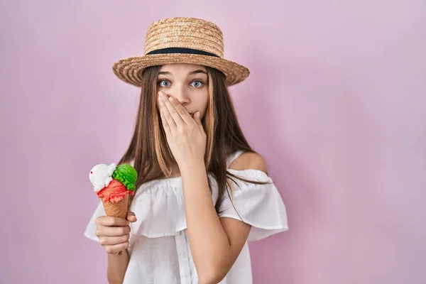 アイスクリームを持っているティーンエイジャーの女の子は間違いのために手で口をカバーショックを受けました 秘密の概念 — ストック写真